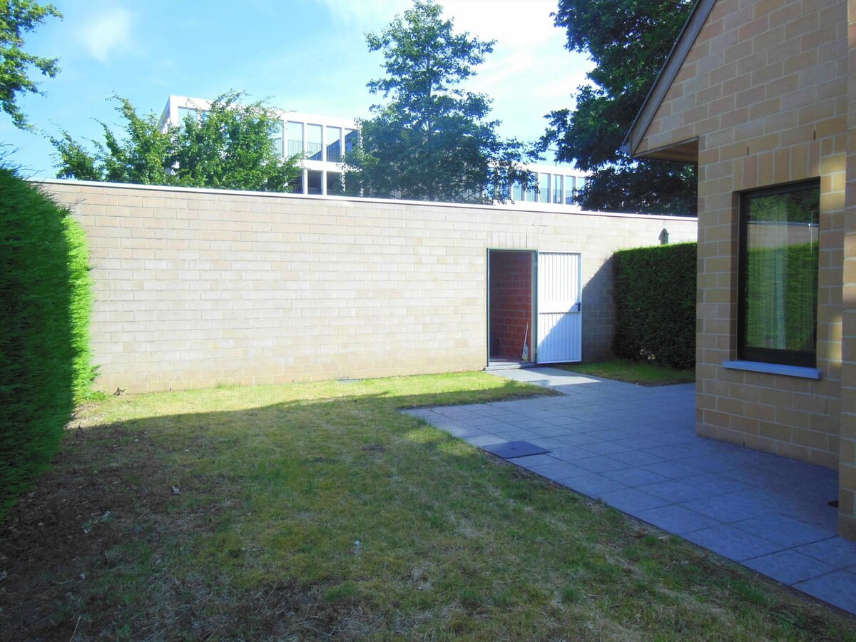 Gezellig gelijkvloersappartement met zonnige tuin en garage 