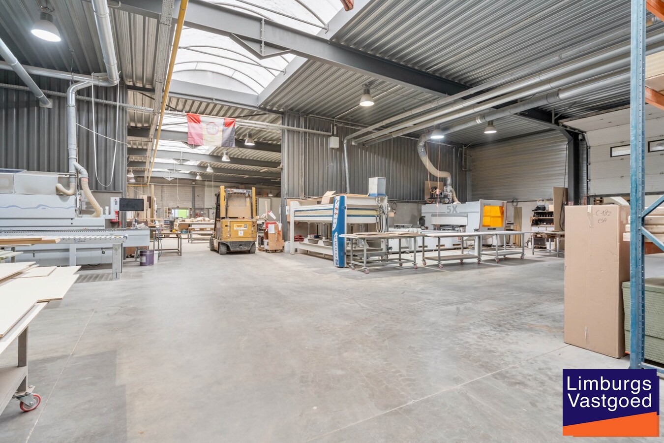 Industrieel gebouw, met woonst.1.696m², met kantoren 120m² + appartement 120m², Genk-Zuid 