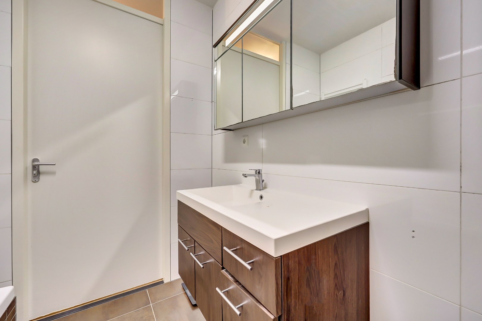 In de jonge woonwijk Nesselande in deelplan Haag en Park gelegen 5 kamer tussenwoning met houten berging en parkeerplaats op 131 m² eigen grond. 