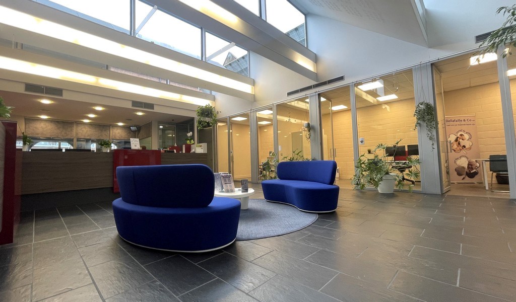 Handelspand te huur in het commercieel centrum van Schoten