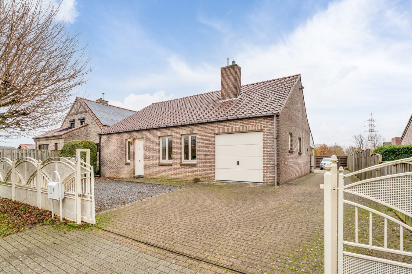 Vrijstaande gezinswoning, gebouwd in 1993 op een perceel van 5a74ca, gunstige ligging vlakbij het centrum. 