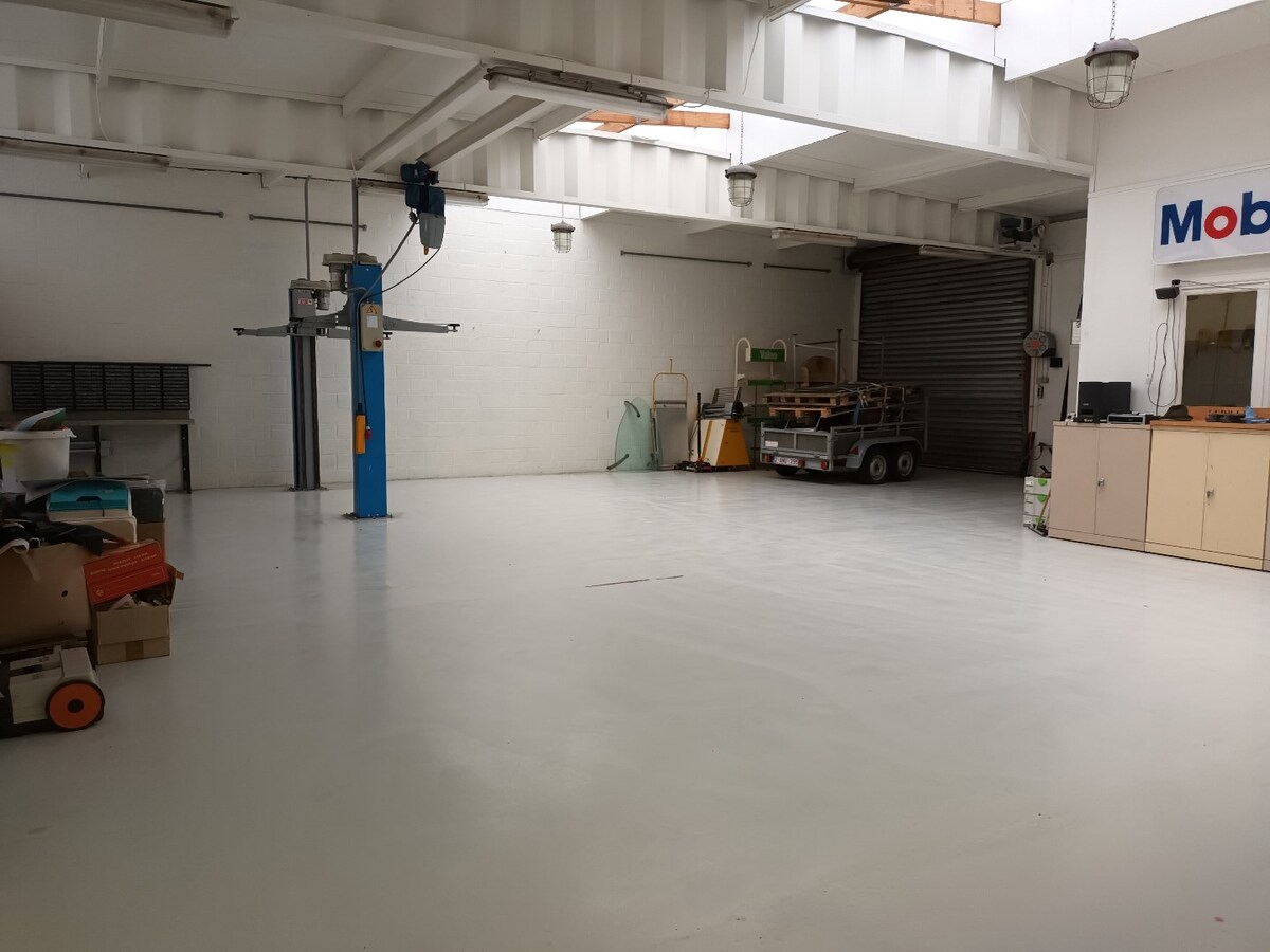 Atelier/opslagplaats, gunstig gelegen te Kuringen 