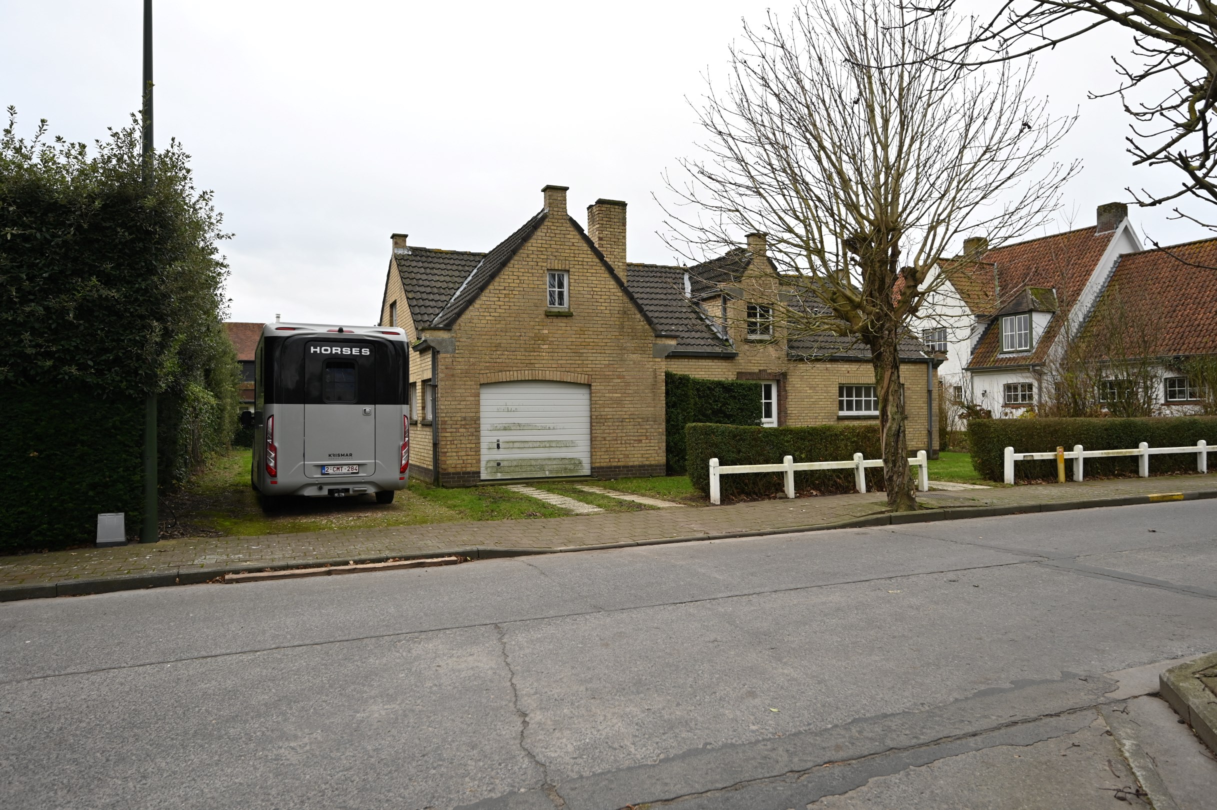 Villa paisiblement située sur un magnifique terrain de 937 m² dans un quartier résidentiel proche des routes d'accès et à quelques minutes en voiture du centre de Knokke et du Zoute. 