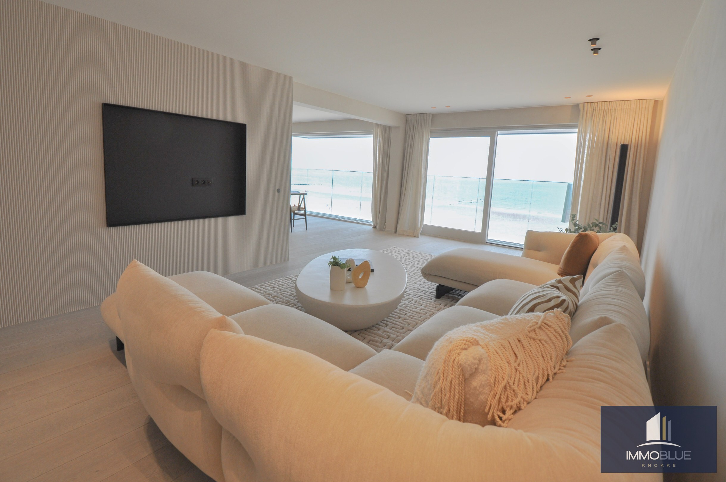 Appartement exceptionnel avec vue frontale sur la mer et une façade d’environ 11,5 mètres, situé au Zoute. 