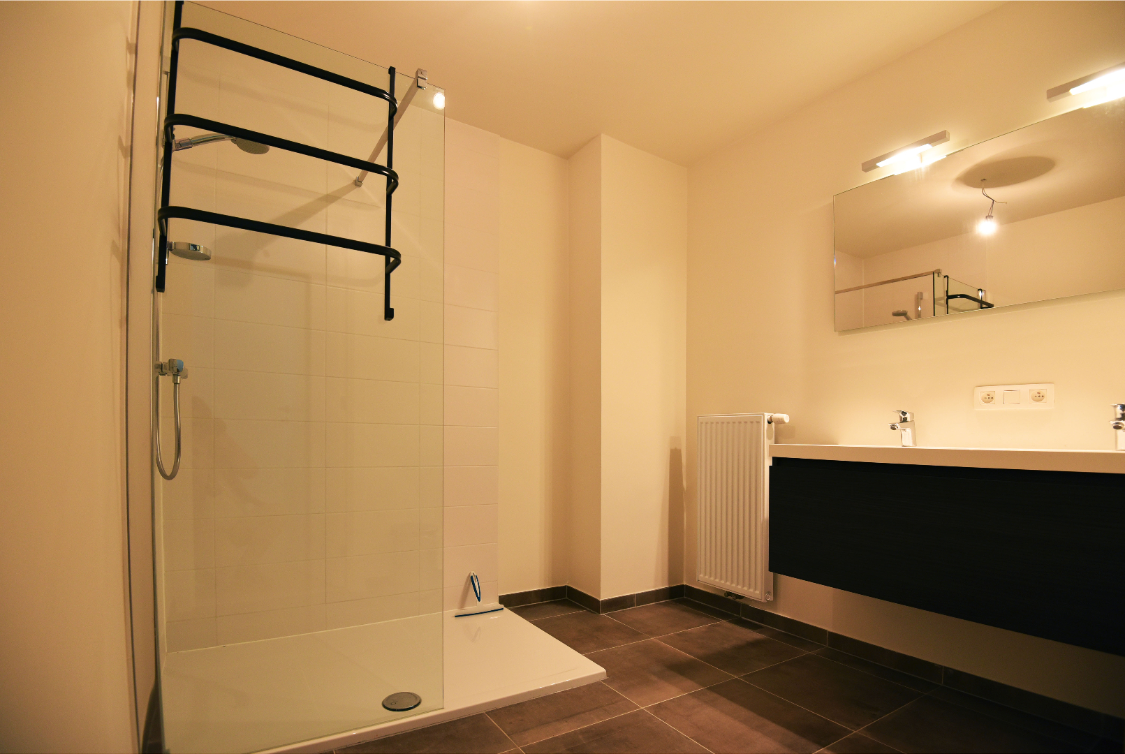 Nieuwbouw gelijkvloers app. met 2 slpks, tuin en terras te Adegem 