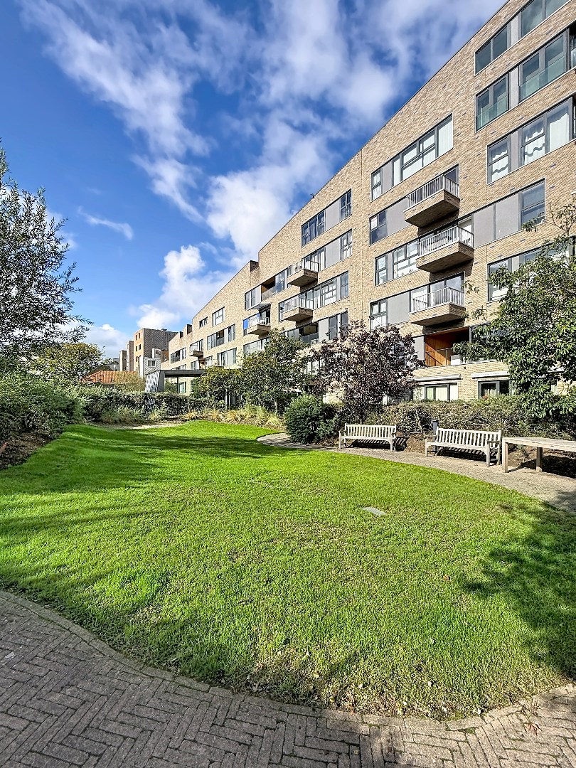 Appartement ensoleillé avec terrasse en plein centre-ville mais dans un oasis de verdure. 