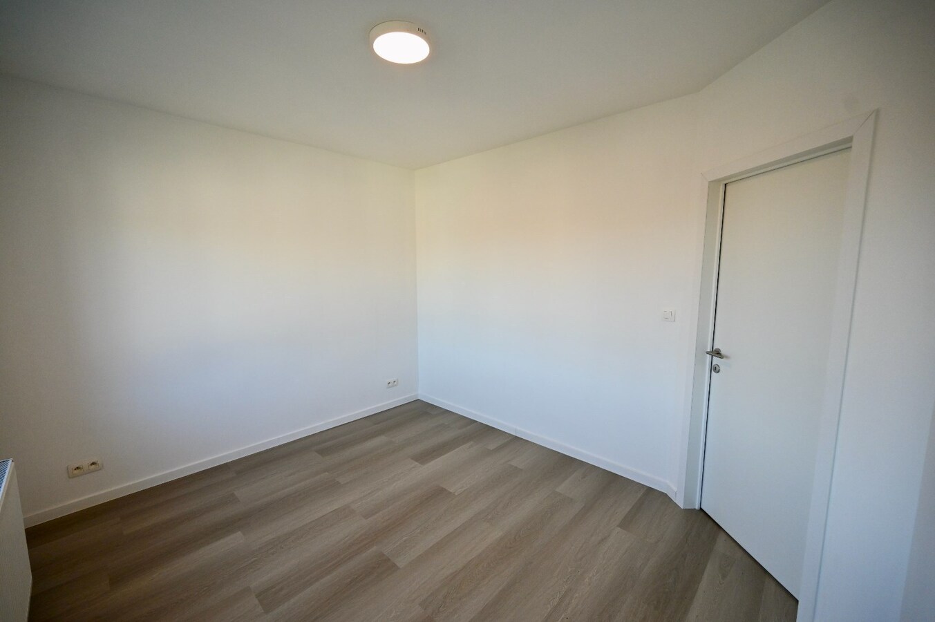 KNAP GERENOVEERD KNUS 2-SLAAPKAMER APPARTEMENT 