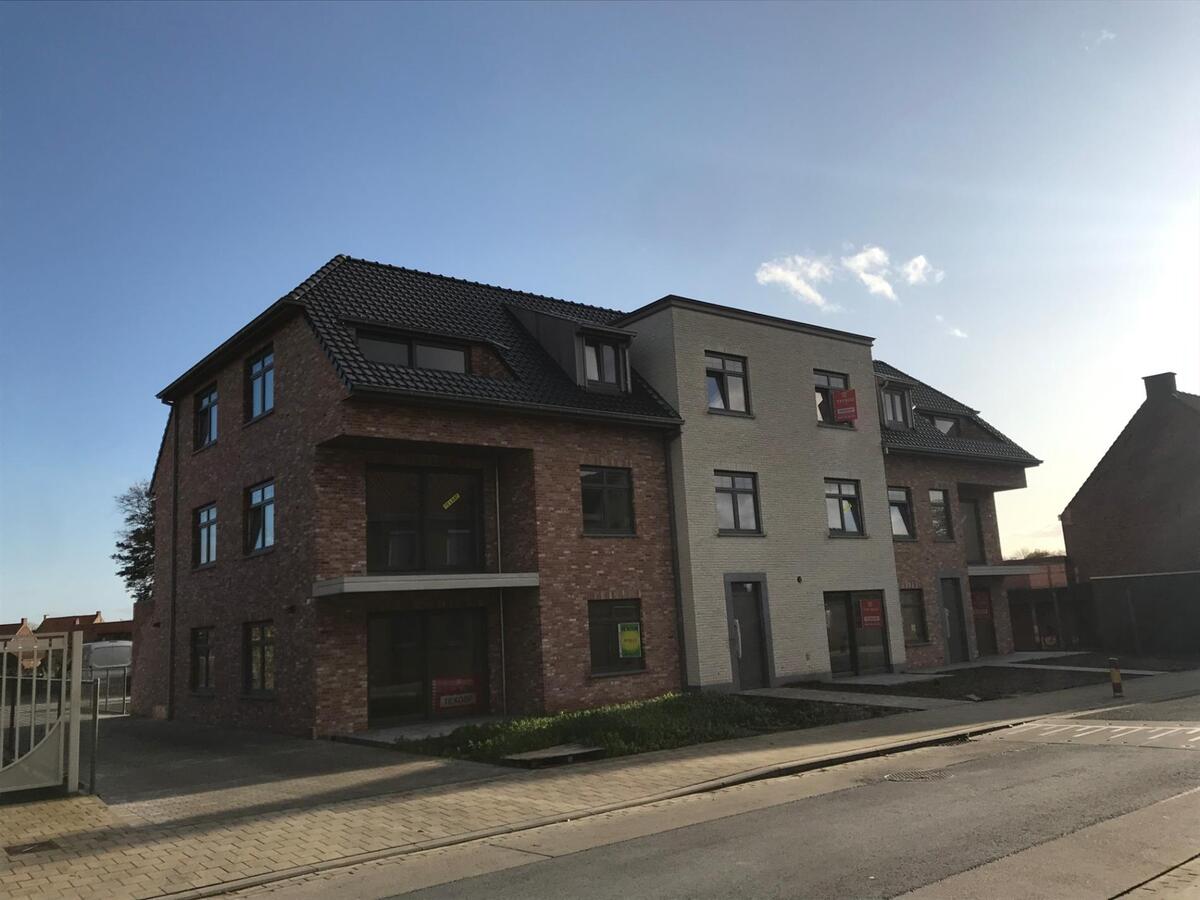 Gelijkvloers appartement met 2 slaapkamers, terras en tuin. 