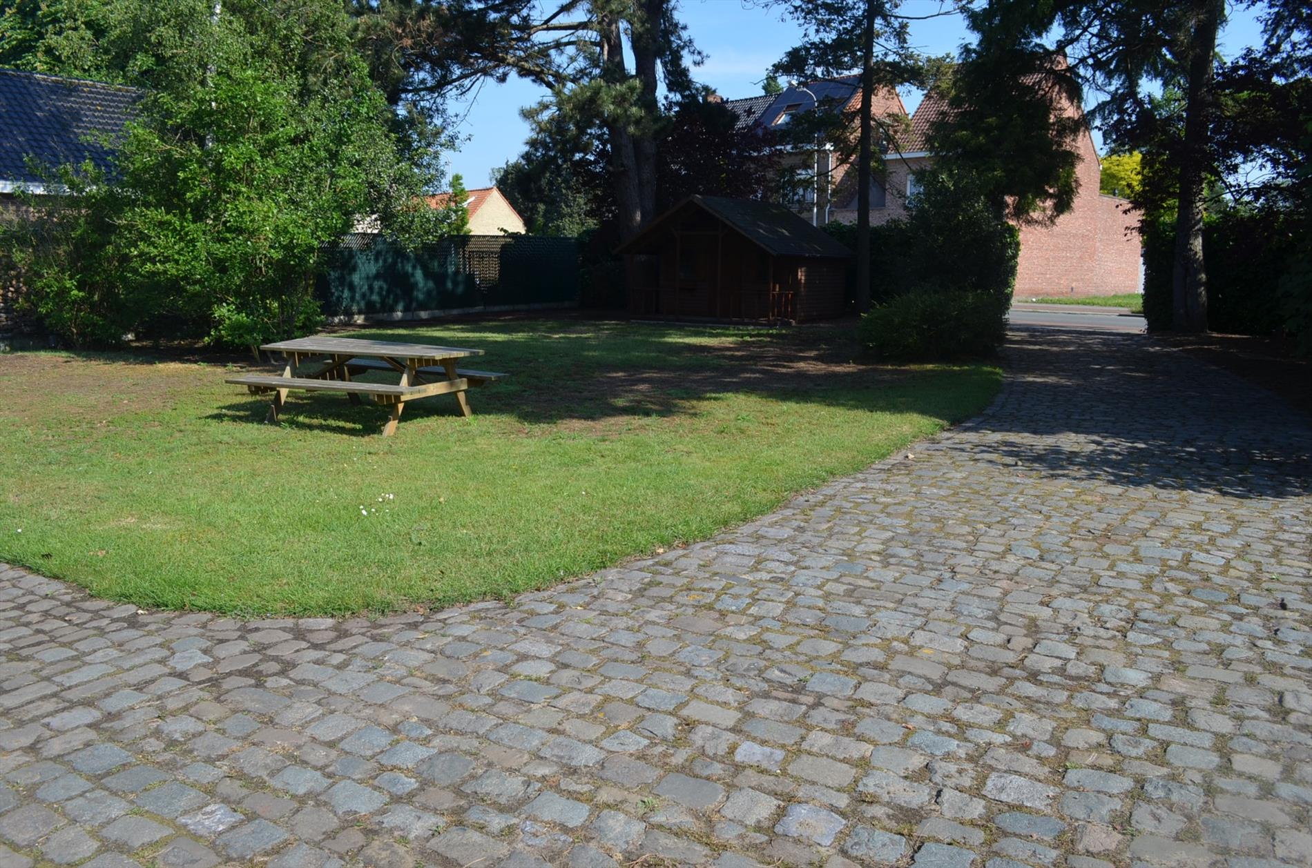 Te renoveren woning op 905m² commercieel gelegen te Eeklo 