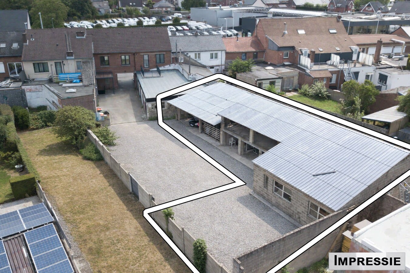 Te renoveren bergruimte + parkeerplaatsen langs doorgangsweg! 