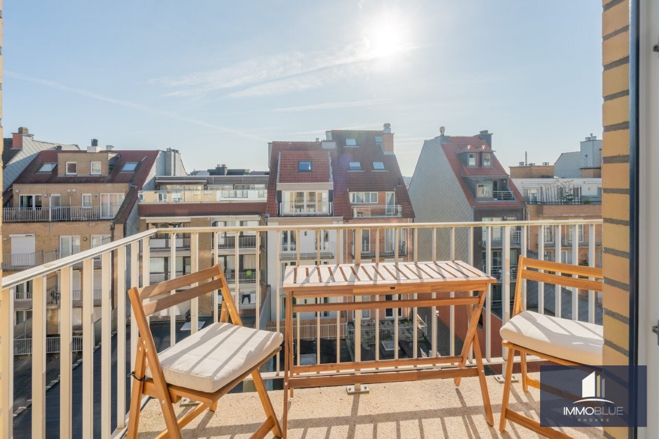 Volledig gerenoveerd, lichtrijk appartement gelegen in een kleine residentie. 