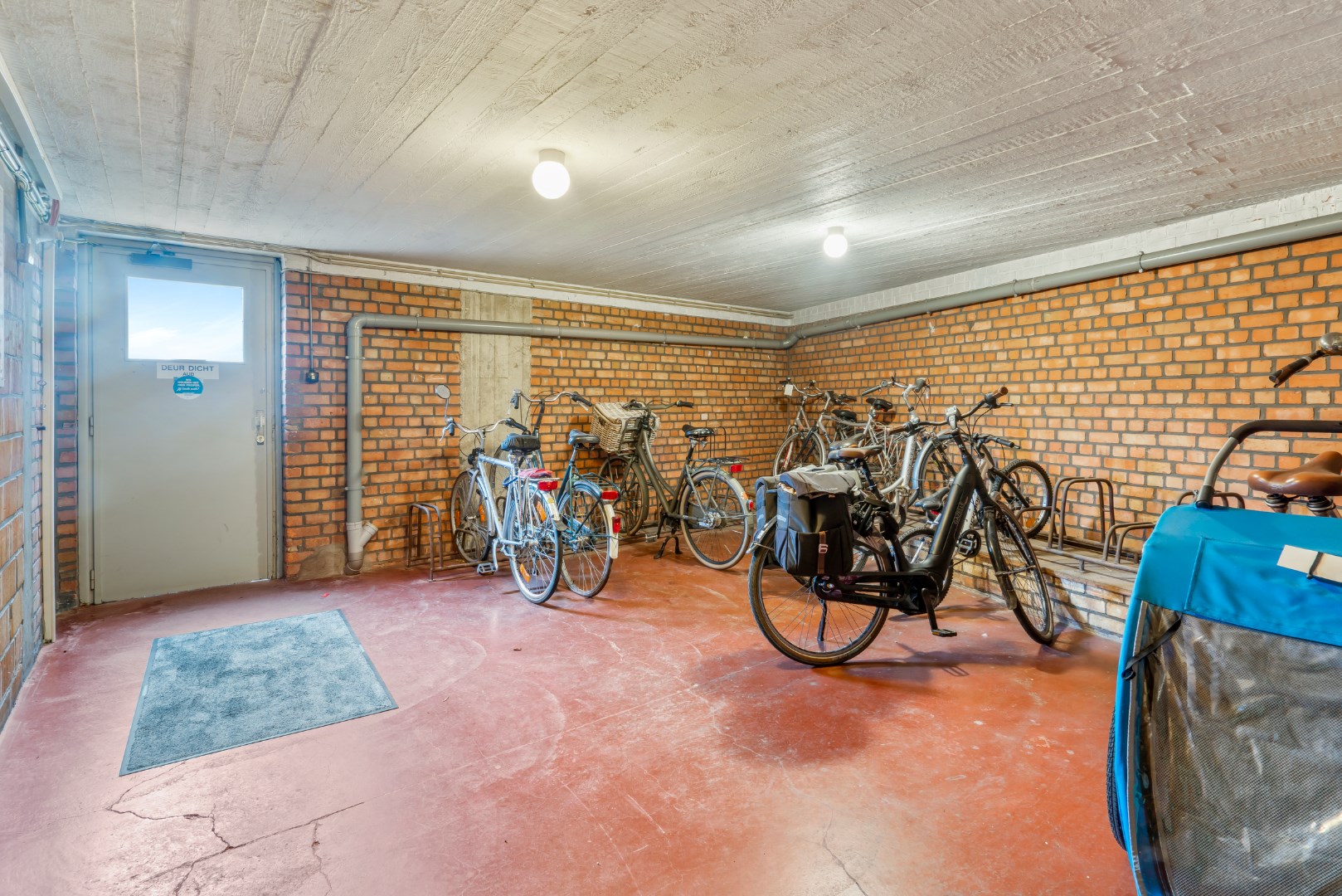 Te renoveren 2 slaapkamer appartement op eerste verdieping 