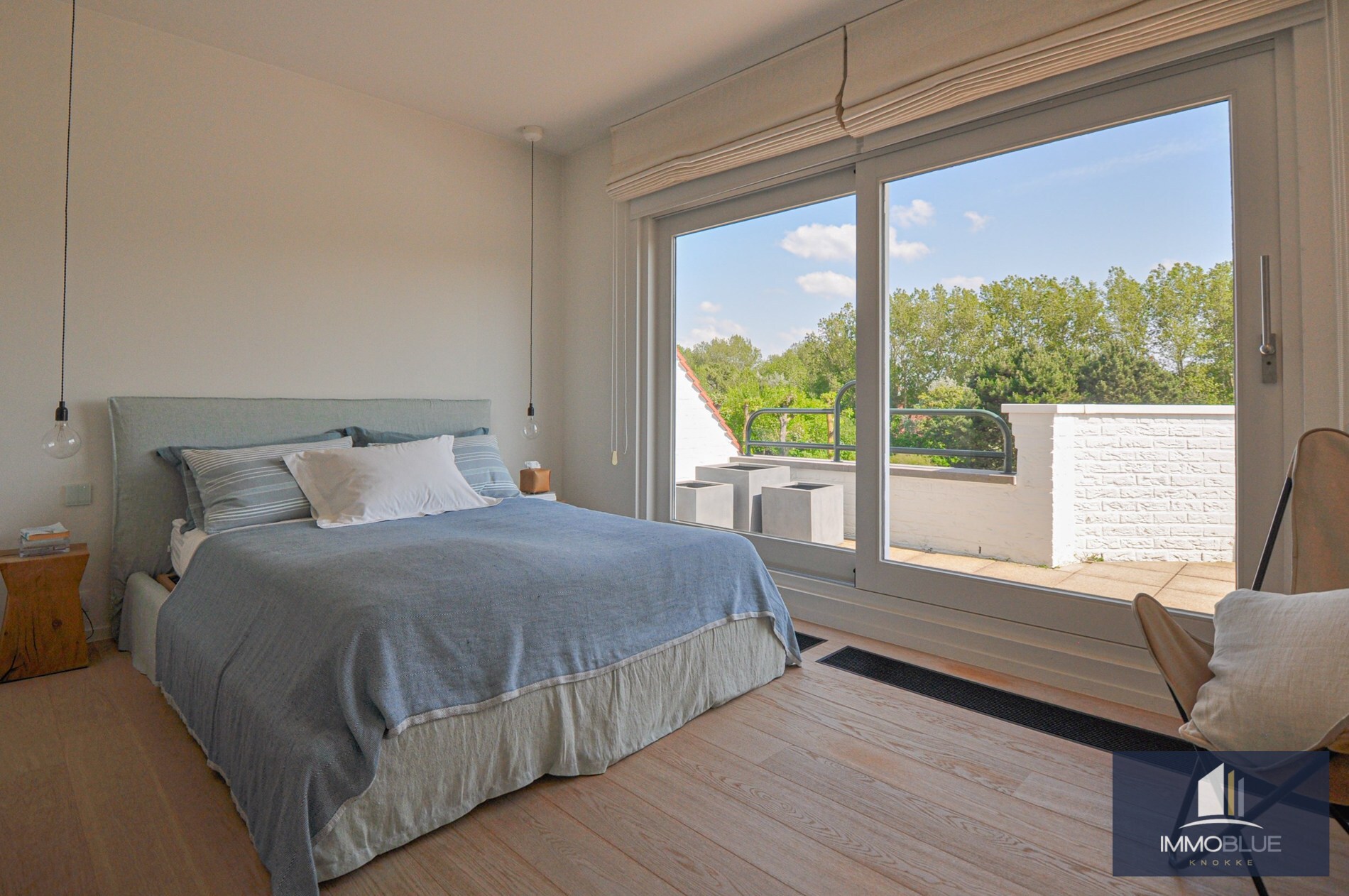 "Sublime appartement d'angle avec de spacieuses terrasses situé dans le prestigieux domaine Tennis Garden." 