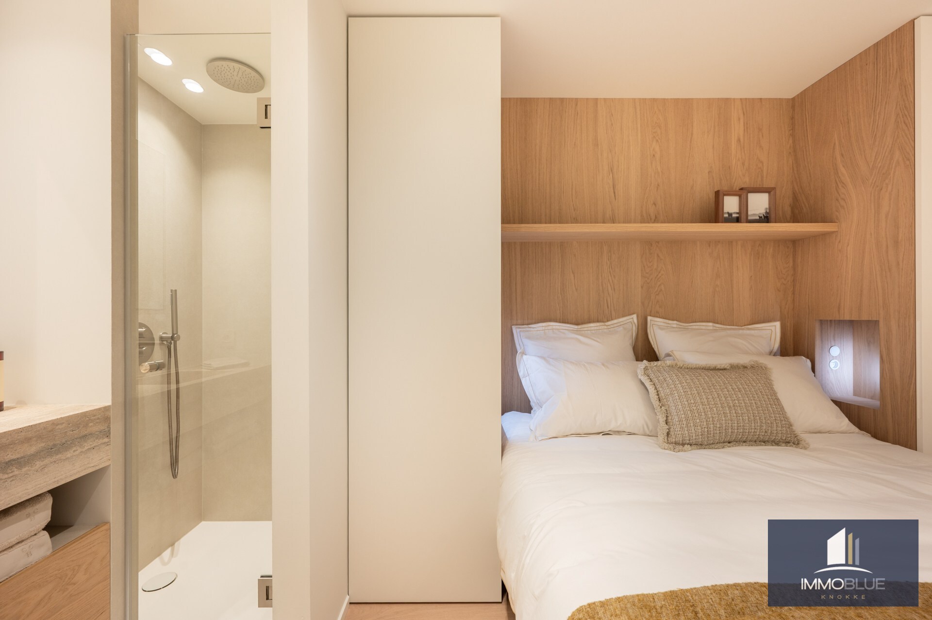 Stijlvol volledig gerenoveerd drie-slaapkamer appartement op toplocatie nabij het Lichttorenplein. 