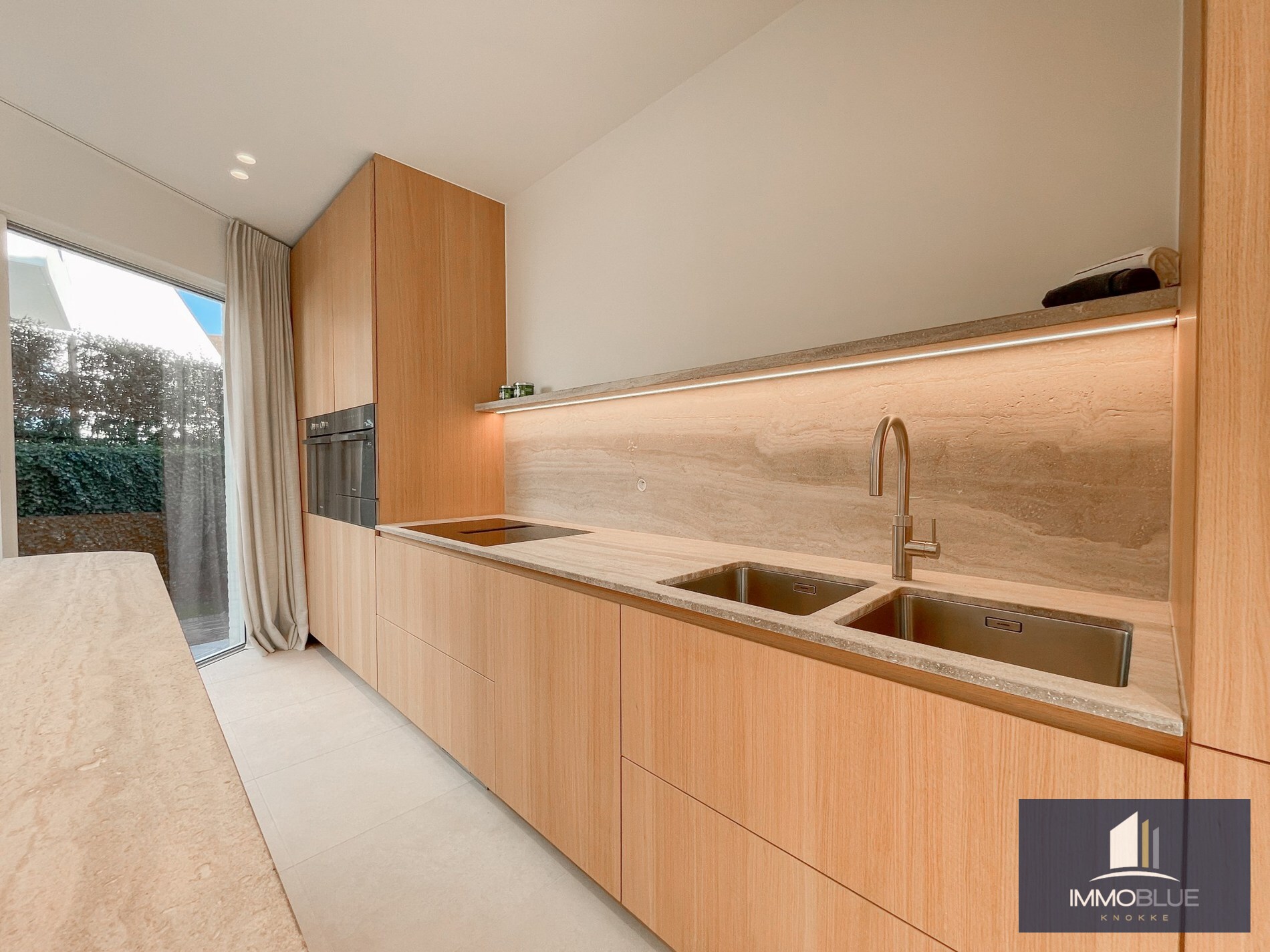 Exclusieve villa: Uitzonderlijk volledig gerenoveerde villa met frontaal zeezicht. 