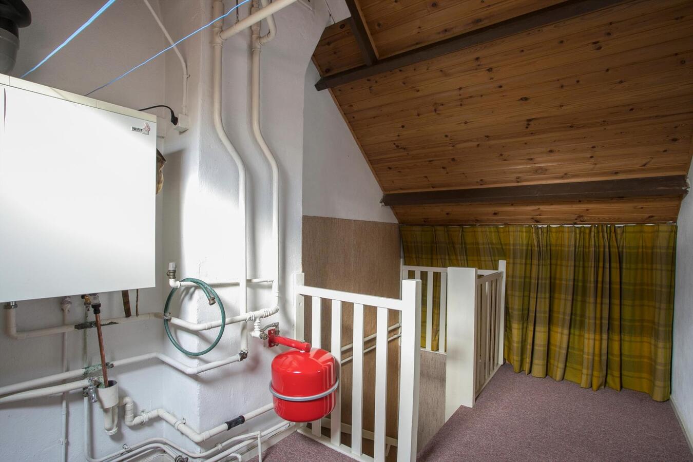 Nette 2-kapper met 4 slaapkamers en privacy biedende tuin gelegen op 346 m² ondergrond. 