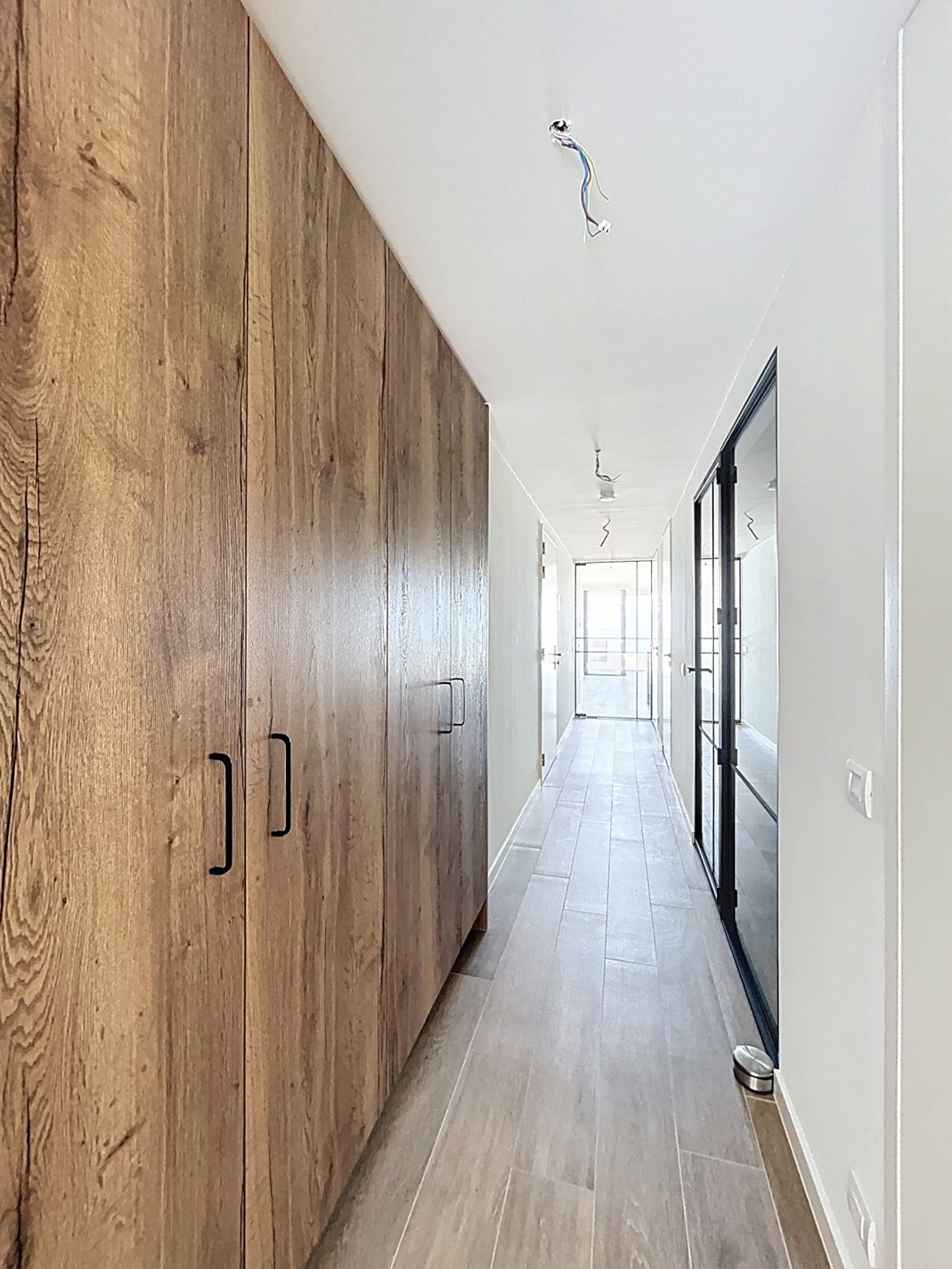 Appartement neuf haut de gamme au deuxième étage avec une vue imprenable sur la mer à vendre. 