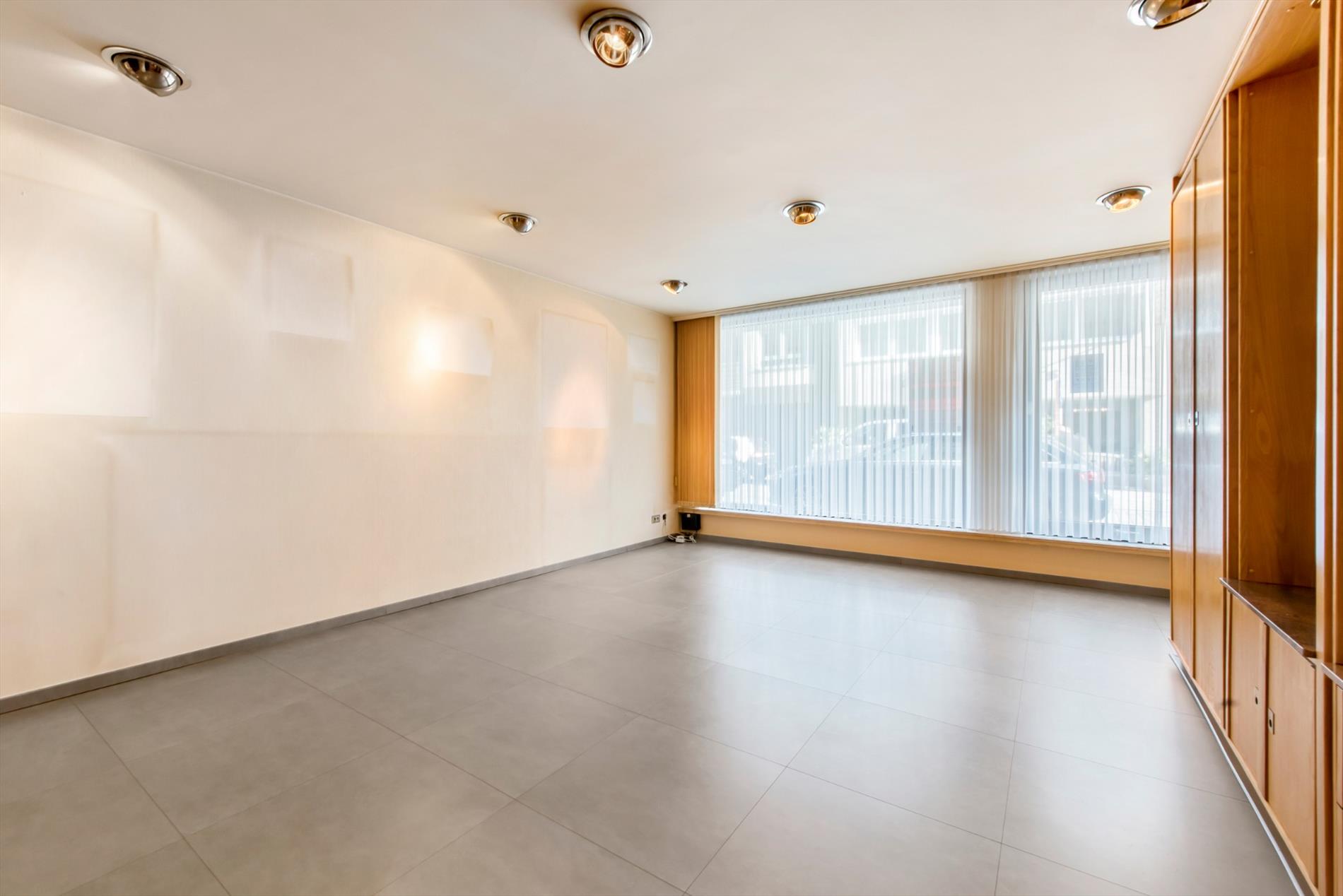 RUIM 2 SLP APP. MET TUIN GELEGEN CENTRUM OOSTENDE NABIJ ZEE 
