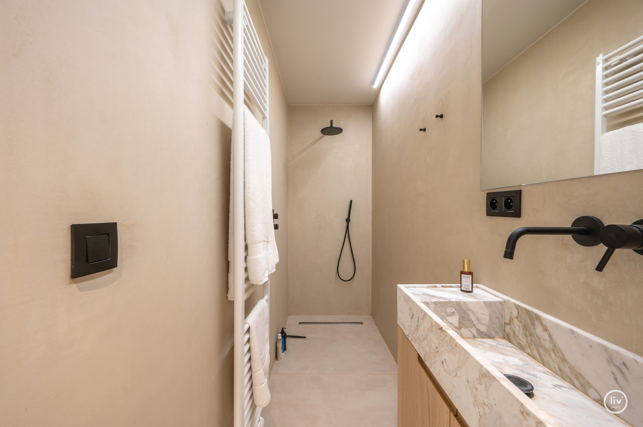Voici la traduction en français :Appartement lumineux et également en penthouse, idéalement situé entre le Zoute et le centre commercial (possibilité d'acquérir une place de garage à proximité de l'ap 