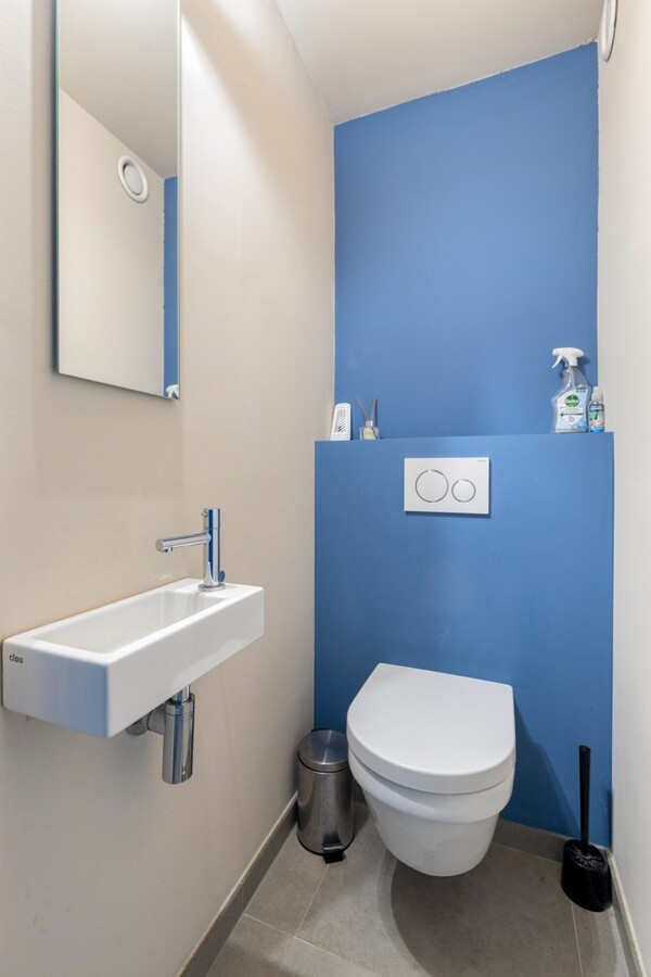 Appartement à la déco moderne situé au 5e étage, rue Ankerweg, à La Panne : un point de départ idéal pour profiter pleinement de la vie au bord de la mer. 