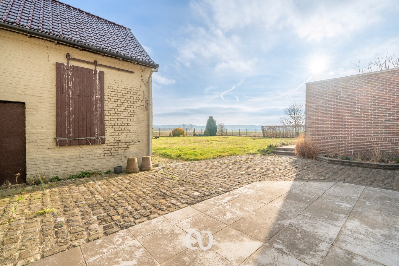 Gerenoveerde hoeve met atelier en een prachtig zicht 