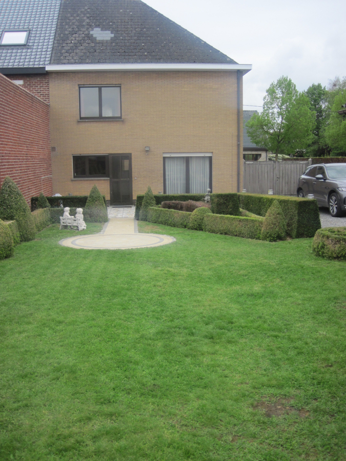 Bijzonder degelijke en ruime Half Open Bebouwing. 