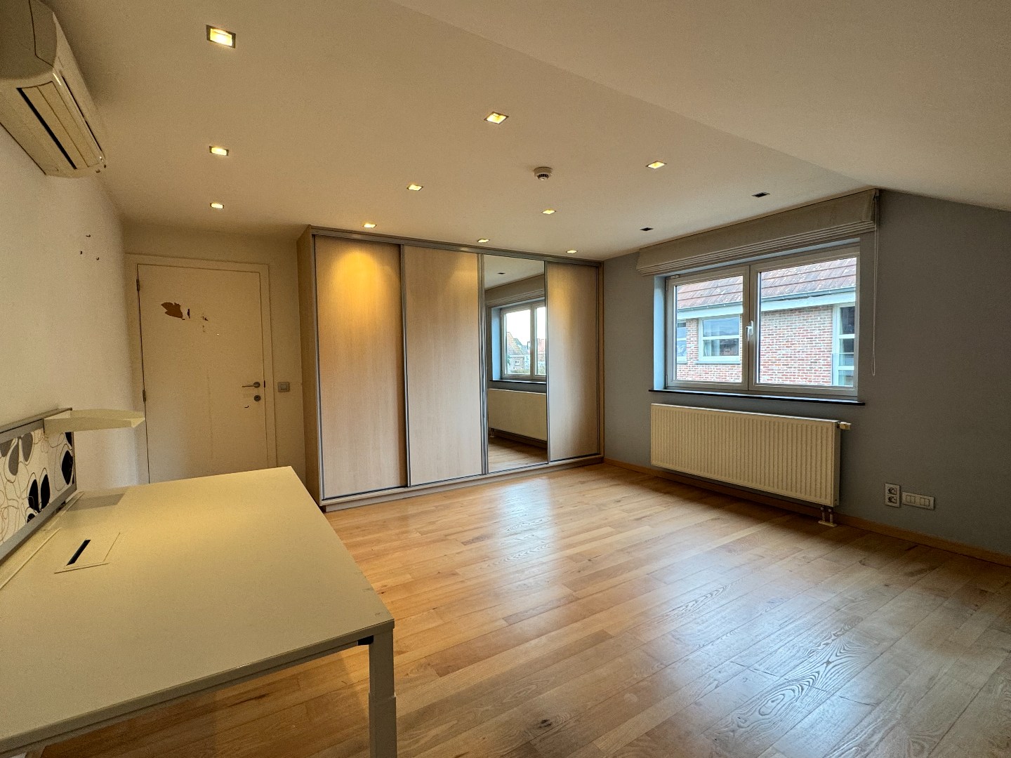 Stijlvolle villa op 909 m² met garage en afgesloten tuin 