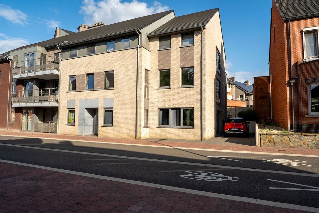 GUNSTIG GELEGEN 2 SLAAPKAMER APPARTEMENT 94 M² MET ONDERGRONDSE AUTOSTANDPLAATS EN KELDERBERGING IN HET CENTRUM VAN ZOLDER 