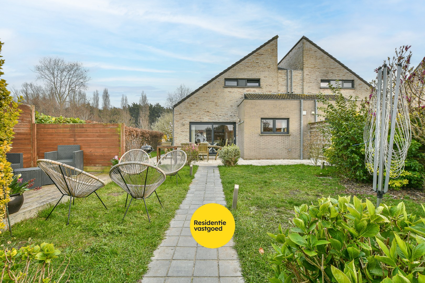 Instapklare halfopen woning met 3 slaapkamers en zonnige tuin in Vosseslag, vlakbij bos en duinen 