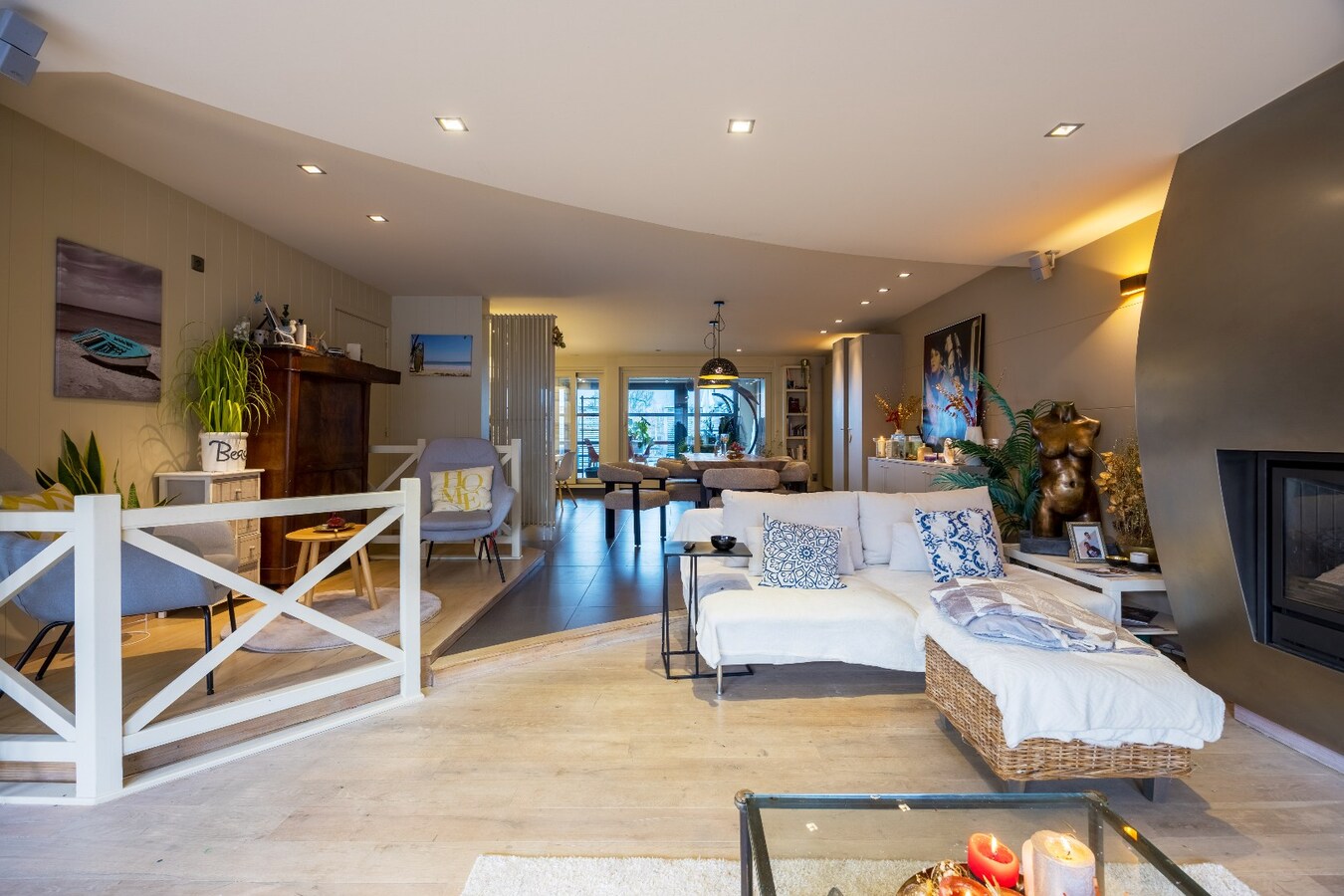 Ruime en veelzijdige bel-étagewoning met 5 slaapkamers, zuidgerichte terrassen en studio/praktijkruimte nabij de zeedijk. 