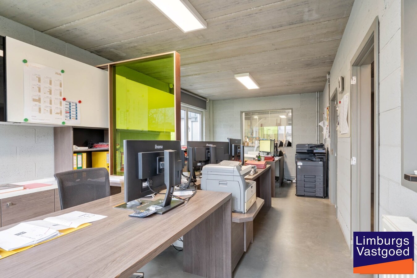 Industrieel gebouw, met woonst.1.696m², met kantoren 120m² + appartement 120m², Genk-Zuid 