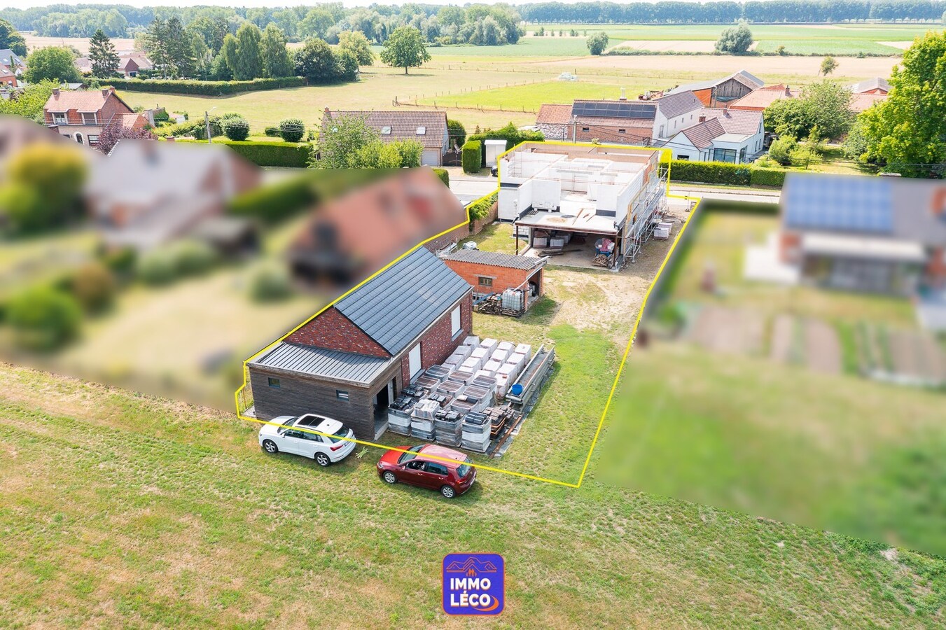 Nouvelle construction à parachever avec atelier, érigée sur 838m² ! SUPER POTENTIEL ! 