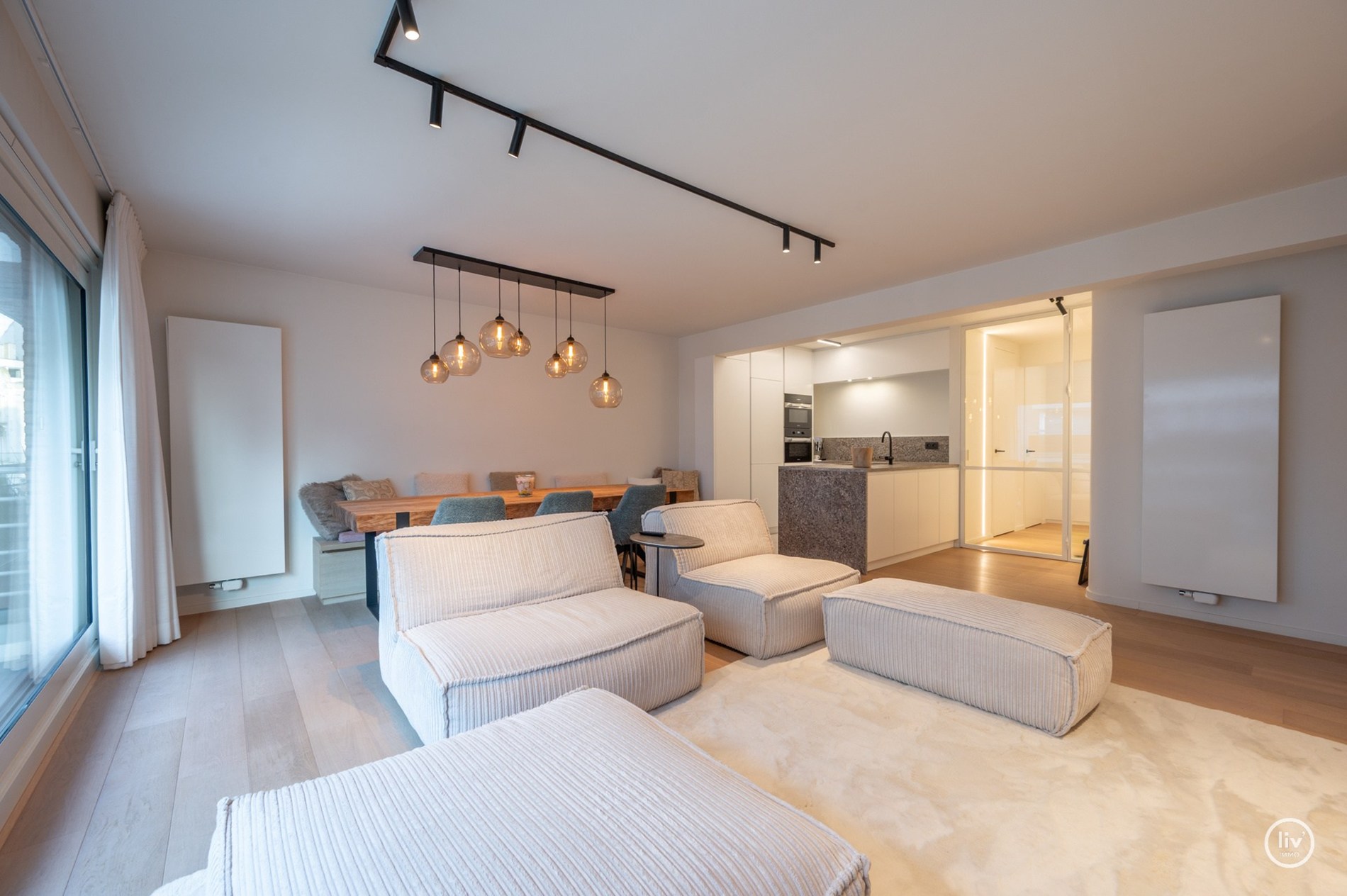 Prachtig ruim 2 slaapkamerappartement met mooie gevelbreedte en groot zonneterras op een topligging vlakbij de Dumortierlaan te Knokke. Garage mogelijk in het gebouw. 