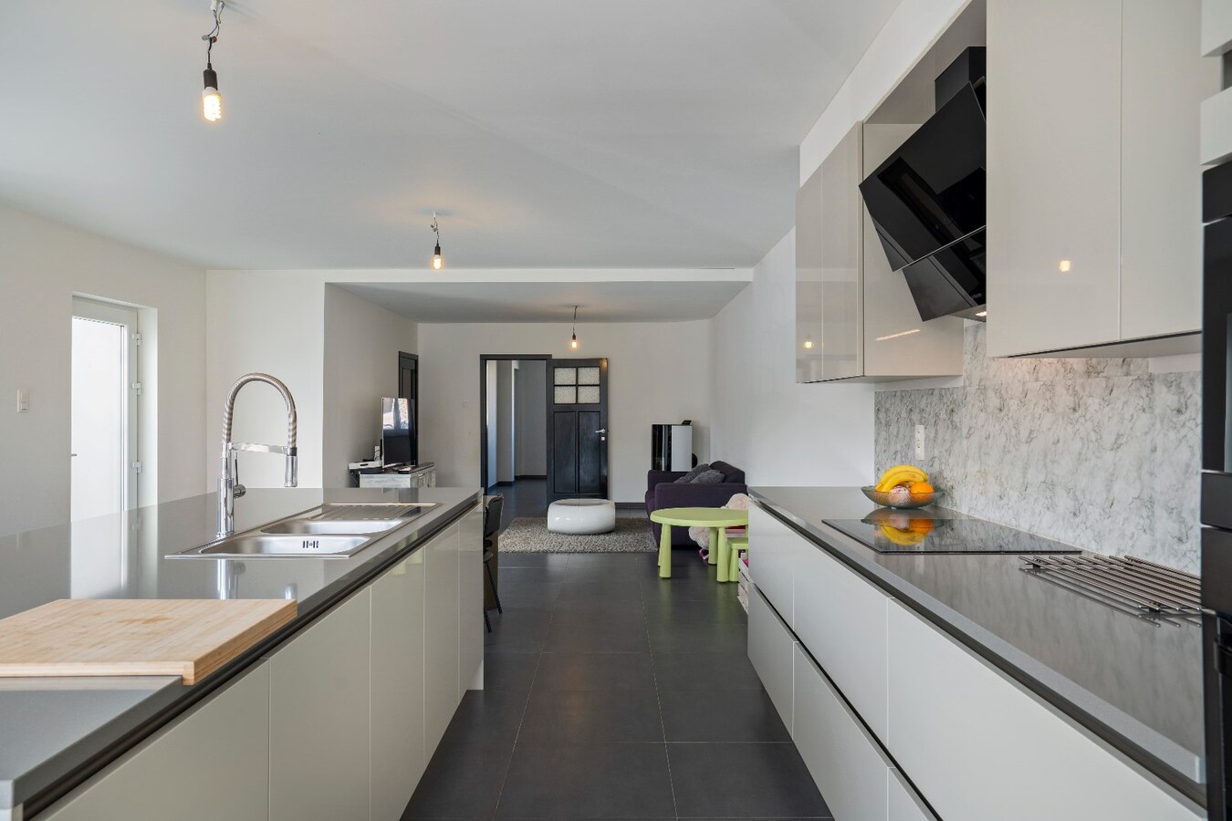 Gerenoveerde woning met drie slaapkamers op groot perceel 