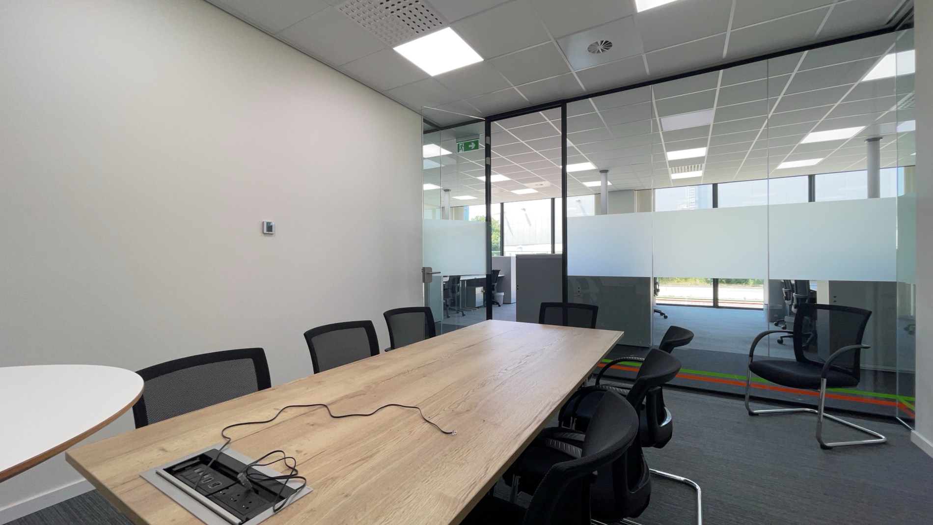 Loods met kantoor te huur nabij E19 in Mechelen