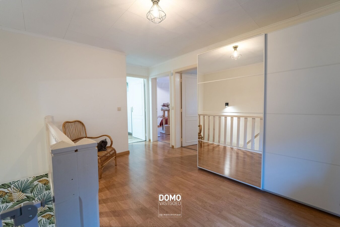 RUIME, INSTAPKLARE EN GERENOVEERDE WONING MET KANTOORGEBOUW INCLUSIEF PARKEERGELEGENHEID, TUIN EN ZWEMBAD TE MIELEN BOVEN AALST (GINGELOM) 