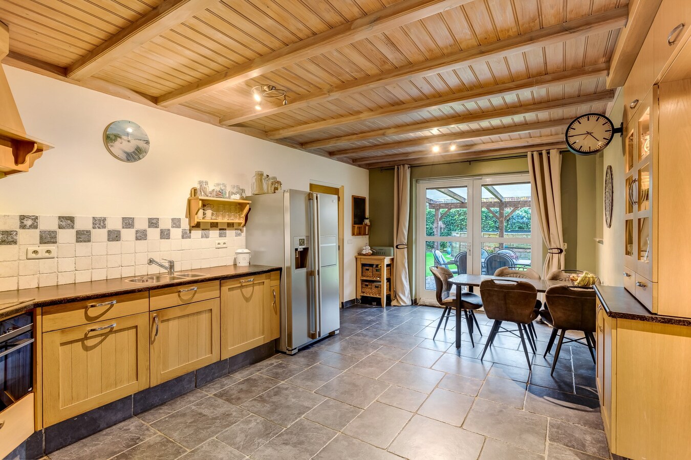 Vrijstaande woning met inpandige garage gelegen op een perceel van 784 m2 te Arendonk. 