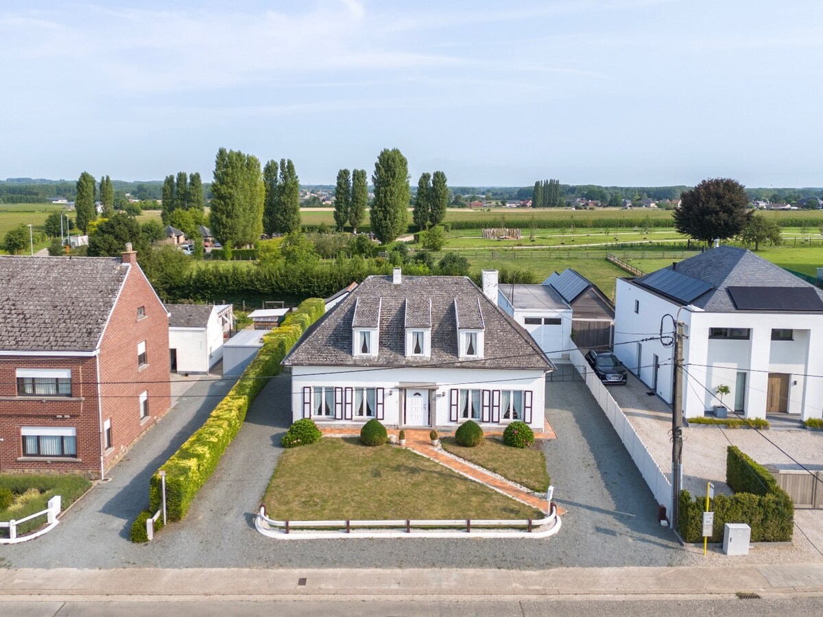 Karaktervolle woning met grote garage nabij centrum St.-Lievens-Houtem 