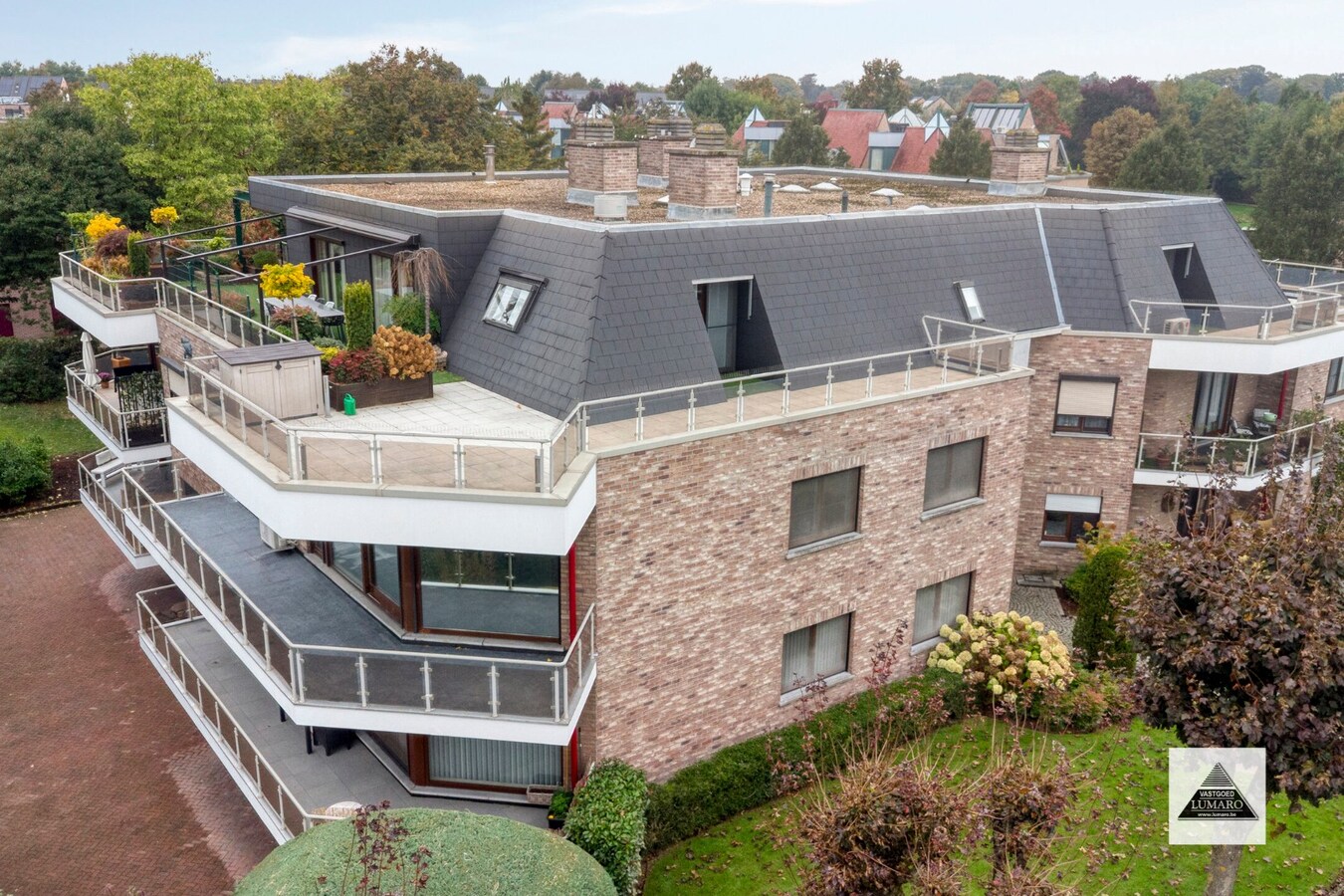 Appartement (175 m²) met 3 slaapkamers, terras (25 m²), 2 badk., 2 garages, berging. 1e verdiep (lift). 