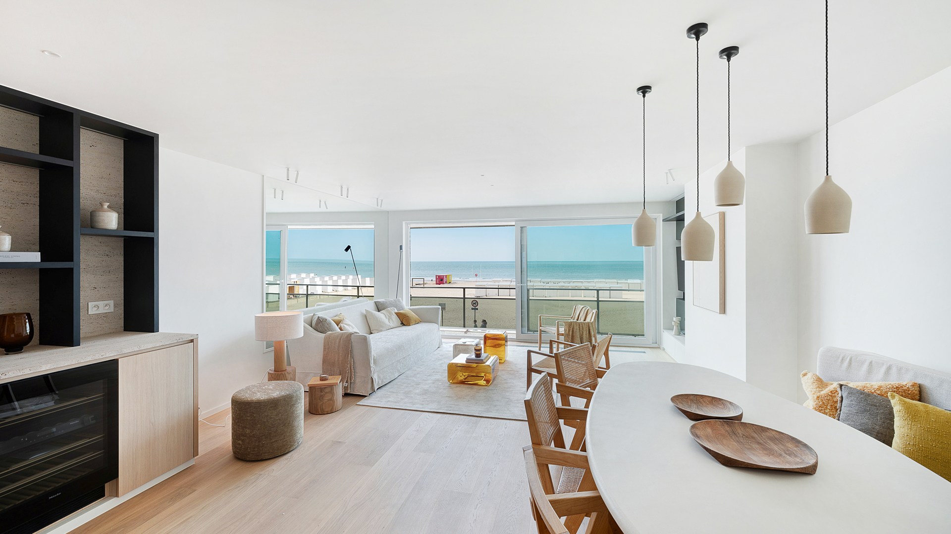 Op een absolute topligging aan de zeedijk in het Zoute bevindt zich dit prachtig gerenoveerde appartement op de eerste verdieping van een standingvolle residentie, met een gevelbreedte van 5,20 meter 