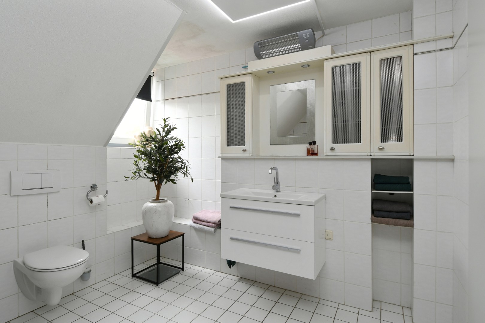 Fraai gelegen halfvrijstaande woning in hartje Kessel met vier slaapkamers, souterrain, inpandige garage, tuinkamer, zwembad en prachtig uitzicht over de Maas 