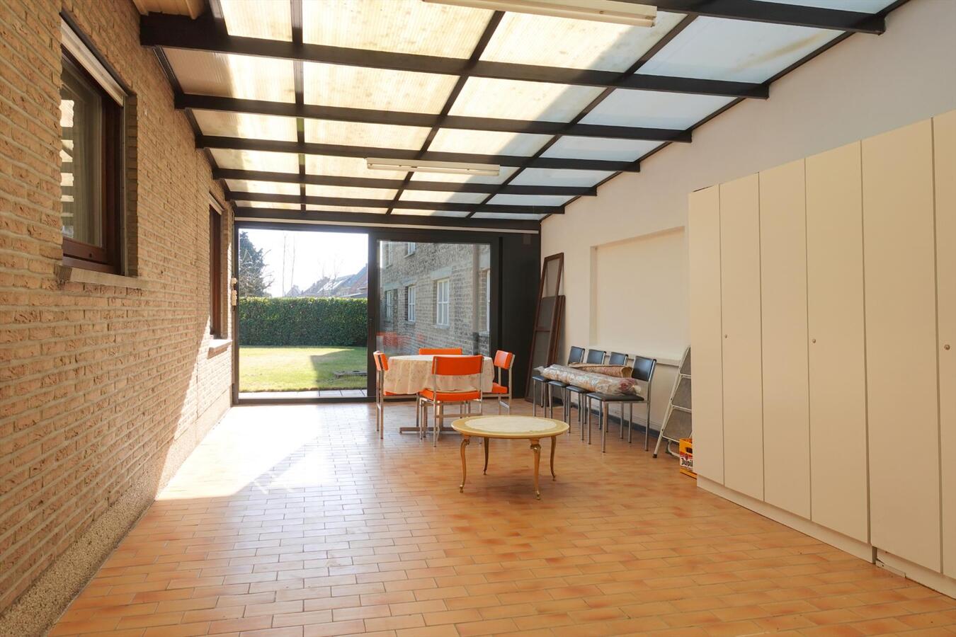 Ruime halfopen bungalow met zongerichte tuin 