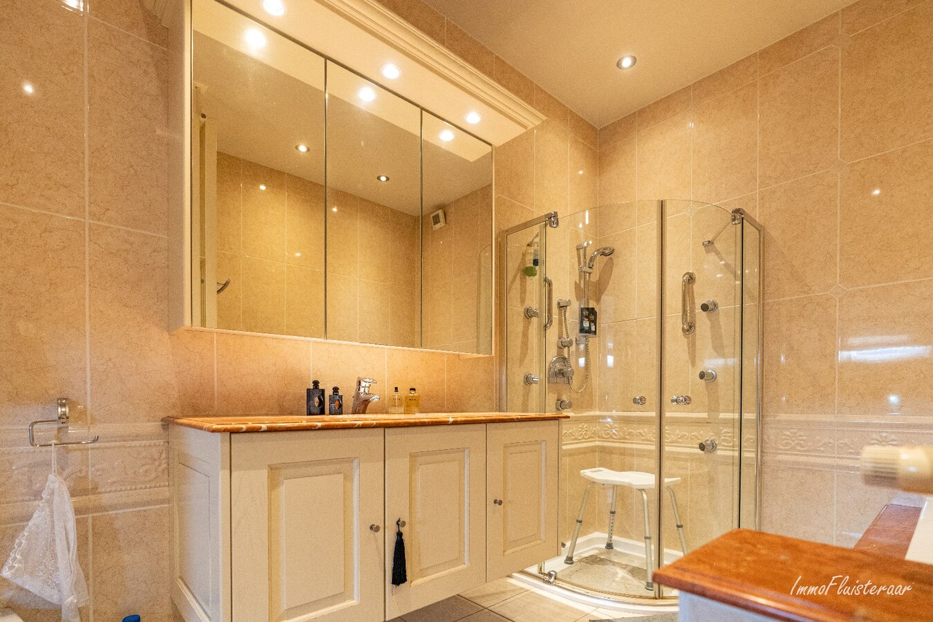 Hoogwaardig afgewerkte villa met stalgebouw en aanpalende weides op ca. 1,7 ha  te Herenthout 