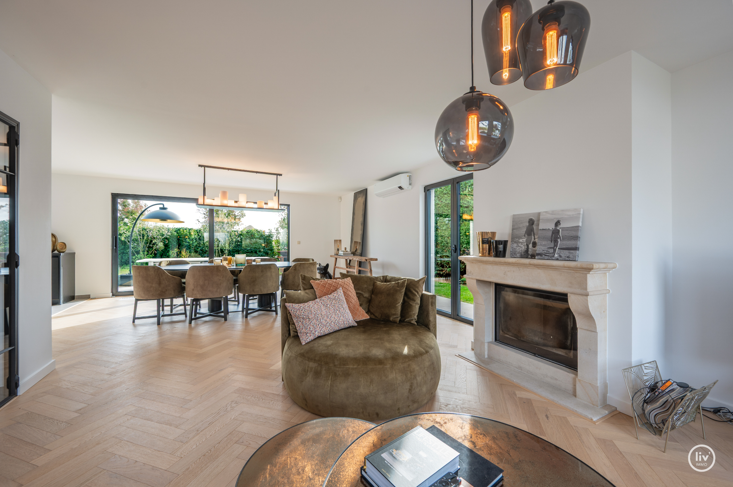 Magnifique villa rénovée avec toit de chaume, bien située près de Duinenwater à Knokke. 
