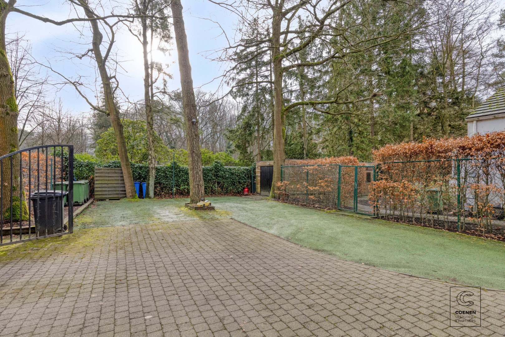 Lichtrijke en ruime villa van 338 m² met ingebouwd zwembad en tal van mogelijkheden voor co-housing of kangoeroewonen! 