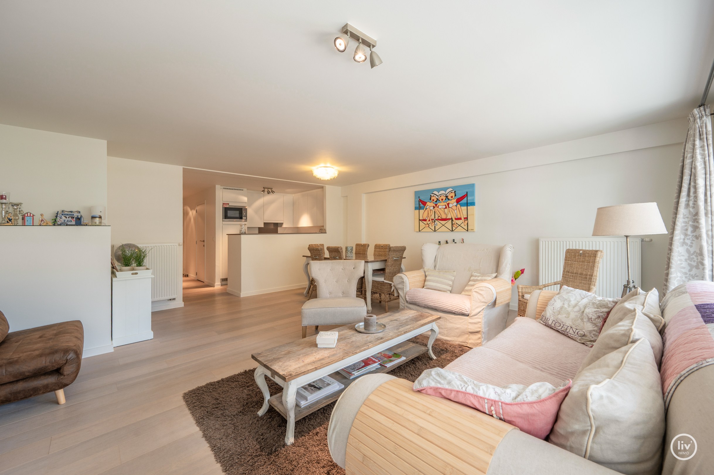 Ruim en récent (2011) appartement met 2 volwaardige slaapkamers op een topligging vlakbij de Dumortierlaan te Knokke. 