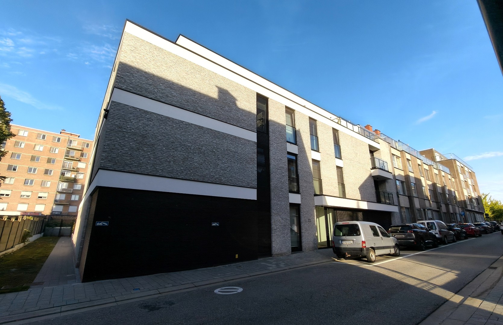 MODERN APPARTEMENT MET RUIM TERRAS EN AUTOSTAANPLAATS 