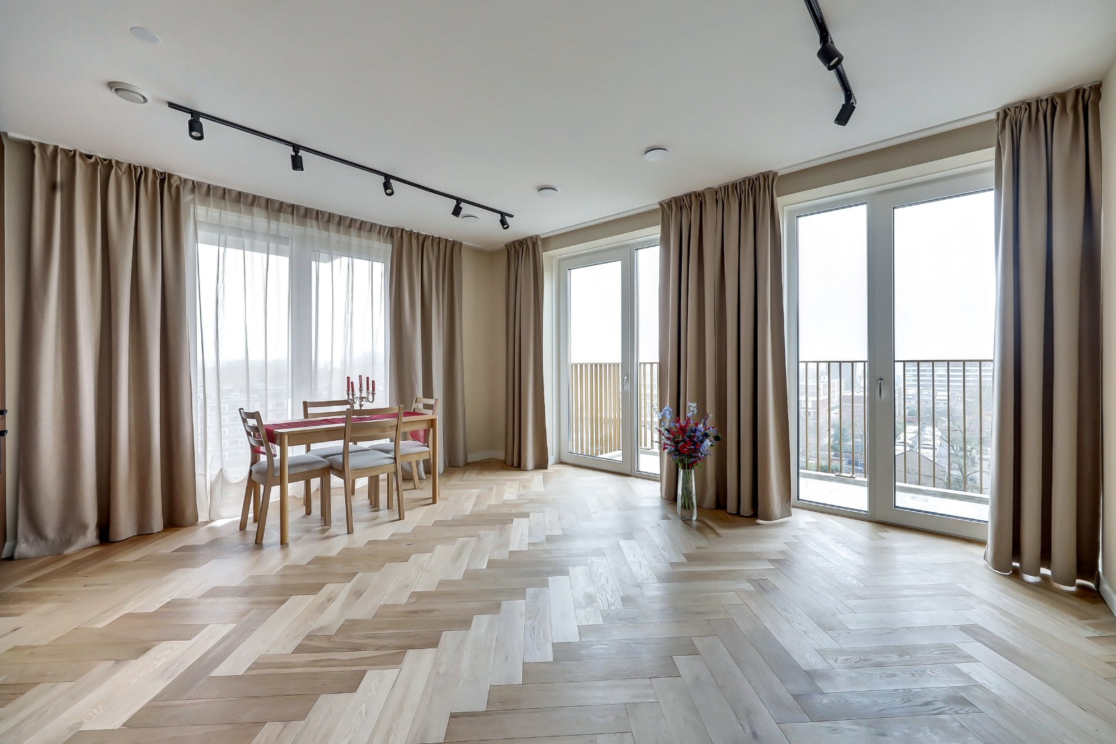 Nieuw en instapklaar 3-kamer appartement op de zevende verdieping met luxe keuken en badkamer, riant uitzicht over de omgeving en naar het centrum van Rotterdam. 