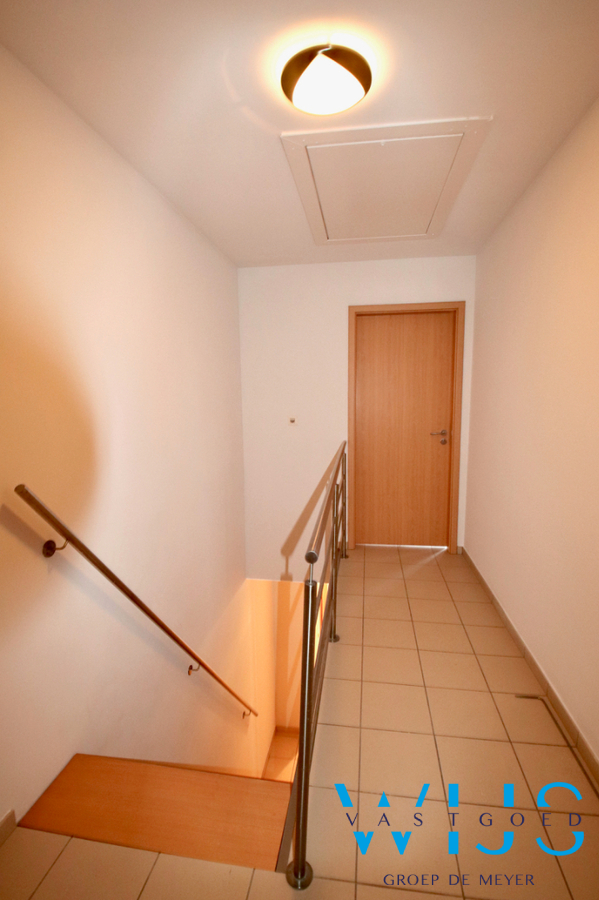 Instapklaar 2 slaapkamer appartement met terras &amp; garage ! 