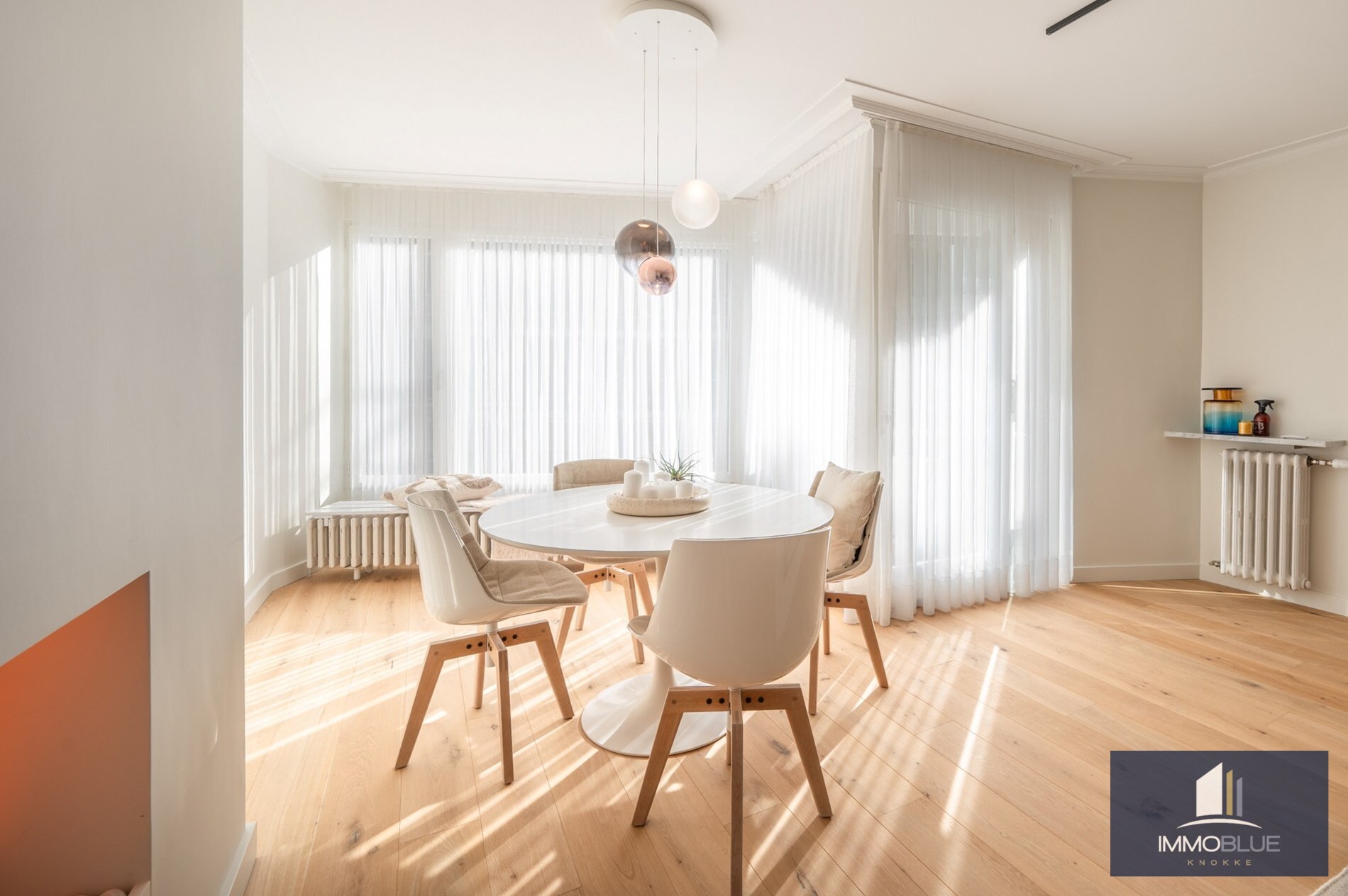 Stijlvol en volledig gerenoveerd appartement op wandelafstand van zee en het commerciële centrum. 